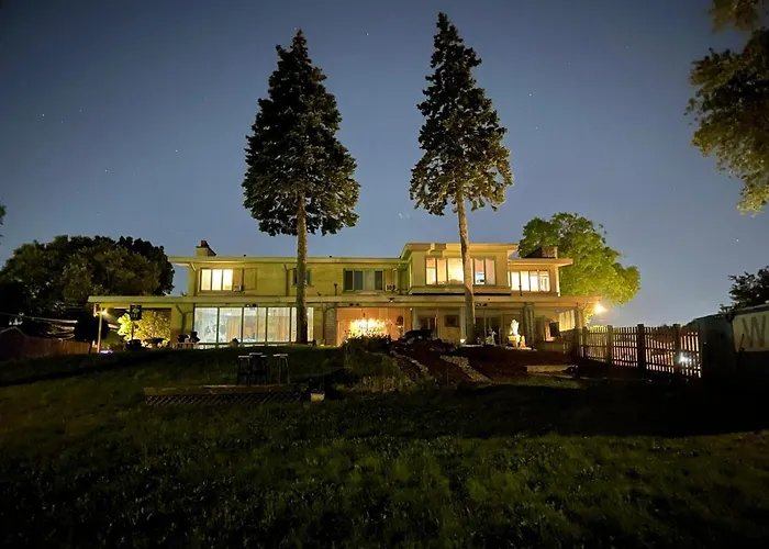Pill Hill Mansion Hostel *